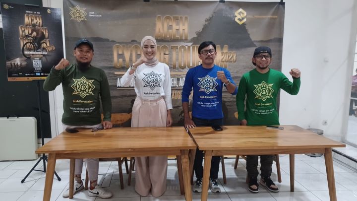 Wahono, Koordinator Lapangan, Steffy Burase, Founder Aceh Darussalam, Fitra Tara Mizar, Penggiat Sepeda, dan Baron Martanegara, Founder Brompton Owners Group Indonesia (BOGI) saat konfrensi pers event 'Aceh Cycling Tourism 2023' yang bakal digelar selama enam hari pada 16-21 Agustus 2023 di Mountes Kupi, Duren Tiga, Pancoran, Jakarta Selatan, Kamis (27/7) siang. Foto: Joesvicar Iqbal/ipol.id