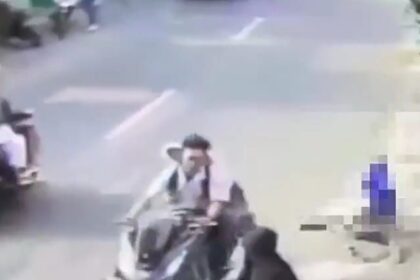 Viral video kasus tabrak lari dilakukan pelajar sekolah menengah atas (SMA) terhadap korban seorang Emak di kawasan Kalisari, Pasar Rebo, Jakarta Timur belum lama ini. Pelaku kini telah diamankan polisi. Foto: Tangkapan layar video-Ist