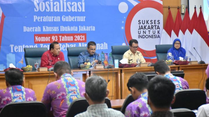 Wali Kota Jakarta Timur, Muhammad Anwar saat membuka Sosialisasi Peraturan Gubernur Daerah Khusus Ibukota Jakarta Nomor 93 Tahun 2021 tentang Zona Bebas Air Tanah, di Ruang Pola, Lantai 2, Gedung Blok A, Kantor Walikota Jakarta Timur, Kamis (6/7) siang tadi. Foto: Ist