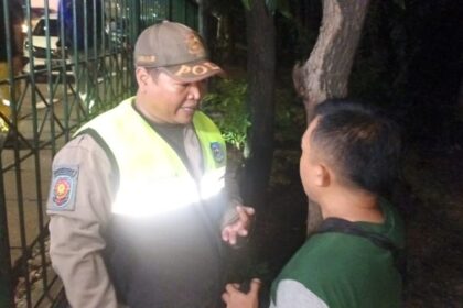 Aparat Satpol PP Jakarta Timur mengamankan seorang pria diduga penyuka sesama jenis di Hutan Kota UKI Cawang, Kebon Pala, Makasar, Selasa (25/7) malam. Foto: Ist