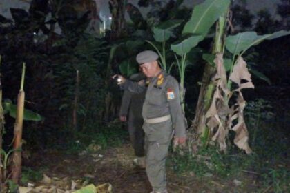 Aparat Satuan Polisi Pamong Praja (Satpol PP) Jakarta Timur saat menyisir mendapati pelumas hingga alat kontrasepsi bekas di Hutan Kota Cawang UKI, Kebon Pala, Makasar. Foto: Ist