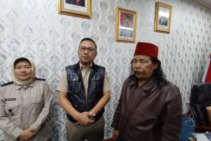 Kepala Kantor Badan Pertanahan Nasional (BPN) Kota Depok, Indra Gunawan (tengah) didampingi petugas BPN Depok, Yeni Merliyani (kiri) dan warga Limo, Rojan (peci merah) saat di kantor BPN Kota Depok, Senin (24/7) siang. Foto: Joesvicar Iqbal/ipol.id