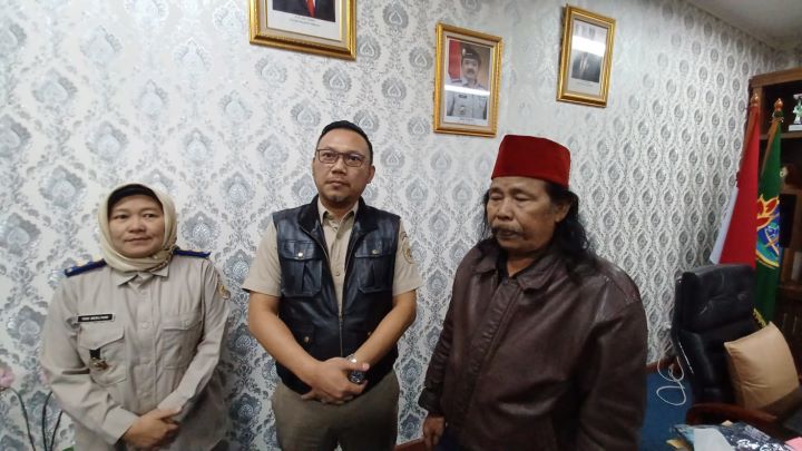 Kepala Kantor Badan Pertanahan Nasional (BPN) Kota Depok, Indra Gunawan (tengah) didampingi petugas BPN Depok, Yeni Merliyani (kiri) dan warga Limo, Rojan (peci merah) saat di kantor BPN Kota Depok, Senin (24/7) siang. Foto: Joesvicar Iqbal/ipol.id