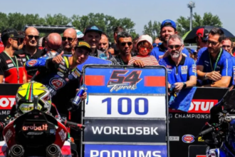 Toprak Razgatlioglu, pebalap Tim Pata Yamaha Prometeon merayakan podium ke-100 di World Superbike (WSBK). Foto: WSBK