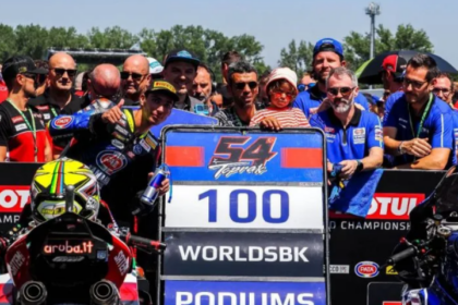 Toprak Razgatlioglu, pebalap Tim Pata Yamaha Prometeon merayakan podium ke-100 di World Superbike (WSBK). Foto: WSBK