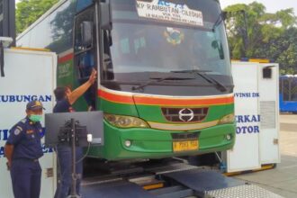 Angkot KWK, Jak Lingko, mobil boks hingga bus Mayasari diuji kir di Terminal Kampung Rambutan, Jakarta Timur. Selama dua pekan uji kir digelar pada hari Senin-Sabtu, sedangkan Minggu libur. Foto: Ist