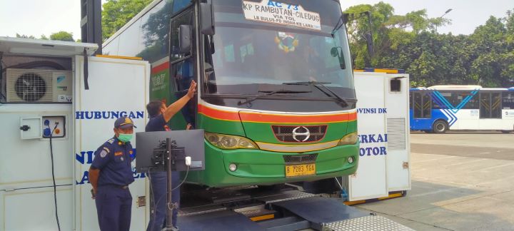 Angkot KWK, Jak Lingko, mobil boks hingga bus Mayasari diuji kir di Terminal Kampung Rambutan, Jakarta Timur. Selama dua pekan uji kir digelar pada hari Senin-Sabtu, sedangkan Minggu libur. Foto: Ist