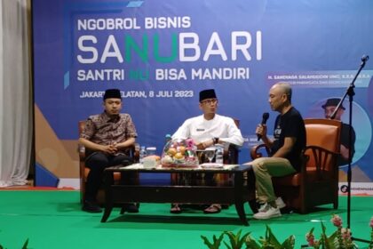 Menteri Pariwisata dan Ekonomi Kreatif (Menparekraf) RI, Sandiaga Uno saat menghadiri kegiatan 'Ngobrol Bisnis Sanubari, Santri Nahdlatul Ulama (NU) Bisa Mandiri' di Pondok Pesantren (Ponpes) Miftahul Ulum Jakarta di Jalan Madrasah, No. 17, Gandaria Selatan, Cilandak, Jakarta Selatan, Sabtu (8/7) sore. Foto: Joesvicar Iqbal/ipol.id
