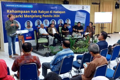 Prof. Ward Berenschot (kiri) saat memaparkan pandangannya.