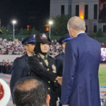 Presiden Turki Erdogan mewisuda anggota Polri yang lulus Turkish National Police Academy. Foto: NTMC