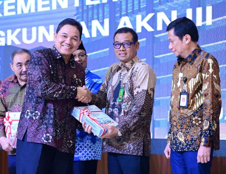 Kepala Badan Pengawasan MA yang menjabat juga sebagai Plh Sekretaris MA Sugiyanto saat menerima LHP di Ruang Auditorium Utama Keuangan Negara lantai 2, Jakarta. Foto: Biro Hukum dan Humas MA