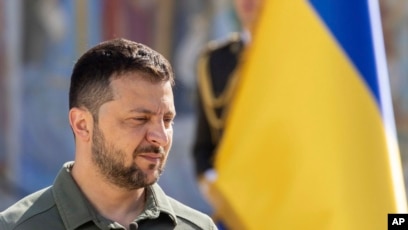 Presiden Ukraina Volodymyr Zelenskyy hadir dalam sebuah acara di alun-alun Mykhailivska di Kyiv, pada 28 Juli 2023. (Foto: Ukrainian Presidential Press Office via AP) Presiden Ukraina Volodymyr Zelenskyy hadir dalam sebuah acara di alun-alun Mykhailivska di Kyiv, pada 28 Juli 2023. (Foto: Ukrainian Presidential Press Office via AP)  Presiden Ukraina Volodymyr Zelenskyy hadir dalam sebuah acara di alun-alun Mykhailivska di Kyiv, pada 28 Juli 2023. (Foto: Ukrainian Presidential Press Office via AP)    