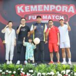 Menteri Pemuda dan Olahraga Republik Indonesia (Menpora RI) Dito Ariotedjo menghadiri sekaligus memberi sambutan di acara Kemenpora Fun Match "Garena" di halaman Kantor Kemenpora, Sabtu (12/8) pagi. Foto/ipol
