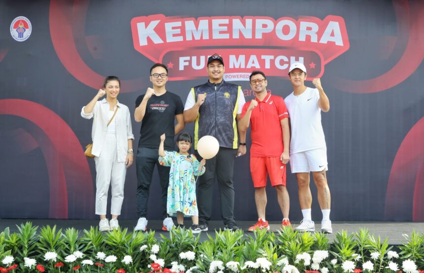 Menteri Pemuda dan Olahraga Republik Indonesia (Menpora RI) Dito Ariotedjo menghadiri sekaligus memberi sambutan di acara Kemenpora Fun Match "Garena" di halaman Kantor Kemenpora, Sabtu (12/8) pagi. Foto/ipol