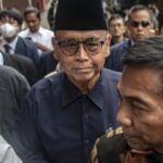 Pimpinan Pondok Pesantren Al Zaytun Panji Gumilang (tengah) berjalan saat akan menjalani pemeriksaan di Bareskrim Mabes Polri, Jakarta, Senin (3/7/2023). (ANTARA FOTO)