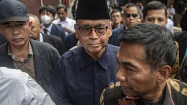 Pimpinan Pondok Pesantren Al Zaytun Panji Gumilang (tengah) berjalan saat akan menjalani pemeriksaan di Bareskrim Mabes Polri, Jakarta, Senin (3/7/2023). (ANTARA FOTO)