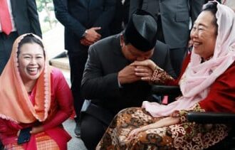 Pabowo Subianto sungkem kepada istri Gus Dur, Shinta Nuriyah Wahid: foto Dok.Gerindra