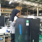 Proses pengecekan lemari es Sharp di pabrik Sharp di Karawang. Sharp merupakan salah satu perusahaan elektronik Jepang yang beroperasi di Indonesia. Foto: Sharp
