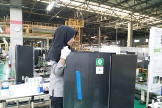 Proses pengecekan lemari es Sharp di pabrik Sharp di Karawang. Sharp merupakan salah satu perusahaan elektronik Jepang yang beroperasi di Indonesia. Foto: Sharp