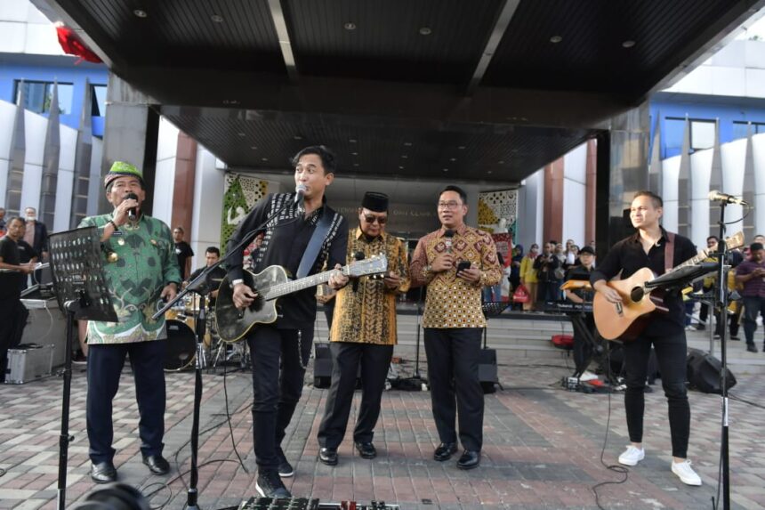 Musisi dan gitaris grup band Padi Reborn, Satriyo Yudi Wahono alias Piyu meriahkan senja di halaman Graha Kemenpora, Rabu (23/8) mulai sekira pukul 16.00 WIB. Penampilan Piyu begitu memukau membawakan lagu-lagu ikonik Padi Reborn mendapat antuasias dari ratusan pegawai di lingkungan Kemenpora.(kemenpora.go.id)