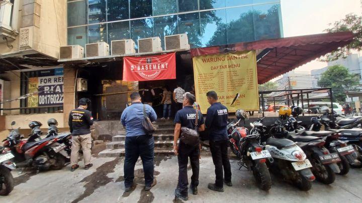 Sejumlah aparat Puslabfor Mabes Polri melakukan pemeriksaan, identifikasi pada Hotel F2 dan D'Basement (Bar & Massage) yang kebakaran di Jalan Panglima Polim, Melawai, Kebayoran Baru, Jakarta Selatan pada Jumat (18/8) dinihari. Tiga tamu tewas dalam kejadian itu. Foto: Joesvicar Iqbal/ipol.id