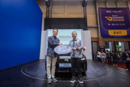 Penyerahan Simbolik Mobil Listrik Hyundai