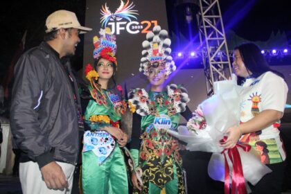 Anditya Combat, Event Directors JFC 2023 dan Anna Elrika, Product Manager Fabric Care PT WINGS Surya. Foto: Ist