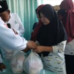 Himpunan Santri Nusantara (Hisnu) adakan bazar sembako murah untuk membantu warga yang membutuhkan di Kelurahan Cengkareng Barat, Kecamatan Cengkareng, Jakarta Barat, Senin (31/7) siang. Foto: Hisnu