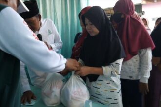 Himpunan Santri Nusantara (Hisnu) adakan bazar sembako murah untuk membantu warga yang membutuhkan di Kelurahan Cengkareng Barat, Kecamatan Cengkareng, Jakarta Barat, Senin (31/7) siang. Foto: Hisnu