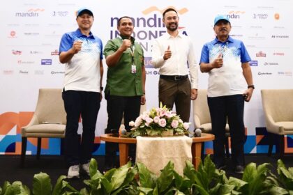 (Kiri- kanan) Direktur Hubungan Kelembagaan Bank Mandiri Rohan Hafas, Ketua Bidang Kejuaraan dan Prestasi Pengurus Besar (PB) Persatuan Golf Indonesia (PGI) Adi Saksono, Commissioner & CEO Asian Tour Cho Minn Thant, dan Presiden Komisaris Pondok Indah Golf Course Agus Suhartono saat berfoto bersama pada Konferensi Pers Mandiri Indonesia Open 2023 di Jakarta, Selasa (1/8). Foto: Bank Mandiri