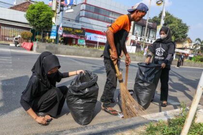 Aksi bersih-bersih sampah di area Car Free Day (CFD) dilakukan para relawan Gerakan Rakyat Desa untuk (Gardu) Ganjar sekaligus mengampanyekan cinta lingkungan di sekitar Alun-Alun Kota Serang, Jalan Veteran, Kelurahan Cimuncang, Kecamatan Serang, Kota Serang, Banten, Minggu (20/8) pagi. Foto: Gardu
