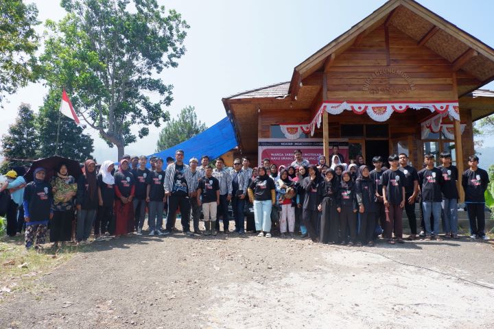 Sukarelawan Ganjar Creativity (Ganjartivity) bantu mempromosikan desa wisata di Kampung Adat Miduana, Desa Balegede, Kecamatan Naringgul, Kabupaten Cianjur, Jawa Barat, Kamis (24/8). Foto: Ganjartivity