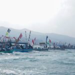 Ratusan kapal nelayan bersama para relawan Gardu Ganjar dan masyarakat memeriahkan acara pesta laut yang diadakan di Pantai Carita, Kabupaten Pandeglang, Provinsi Banten, Minggu (6/8) siang. Foto: Gardu