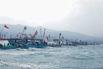 Ratusan kapal nelayan bersama para relawan Gardu Ganjar dan masyarakat memeriahkan acara pesta laut yang diadakan di Pantai Carita, Kabupaten Pandeglang, Provinsi Banten, Minggu (6/8) siang. Foto: Gardu