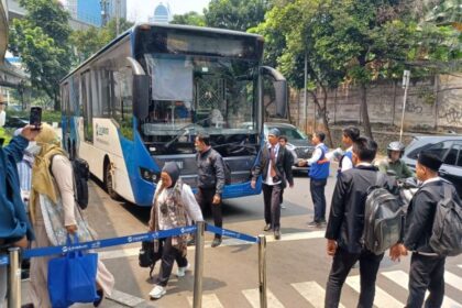 Pasca kebakaran, PT Transportasi Jakarta (Transjakarta) telah membuat Halte Tendean Sementara dijaga oleh sejumlah petugas Transjakarta untuk mengatur naik-turun penumpang di lokasi di wilayah Mampang Prapatan, Jakarta Selatan, Selasa (15/8) siang. Foto: Joesvicar Iqbal/ipol.id