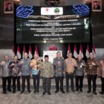 jajaran manajemen BEI, OJK, bank bjb, bjb Sekuritas dan Pemprov Jabar lainnya secara resmi melakukan pembukaan perdagangan dalam rangka Penandatanganan Pencanangan Literasi dan Inklusi Pasar Modal kepada 1.000 Aparatur Sipil Negara (ASN) Pemerintahan Daerah Provinsi Jawa Barat sekaligus Pendirian Galeri Investasi BEI di Kantor Pemerintahan Daerah Provinsi Jawa Barat, di Main Hall Gedung BEI, pada Kamis, (3/8).