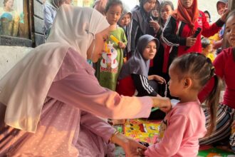 Para Ibu memeriksakan kesehatan balitanya di Rumah Gizi didirikan Ganjar Milenial Center (GMC) Banten berkolaborasi dengan Gapensi, Karang Taruna, dan KNPI dalam mencegah stunting dan gizi buruk pada anak di Kampung Tarunajaya, Desa Karangtanjung, Kabupaten Pandeglang, Banten, Kamis (3/8). Foto: GMC