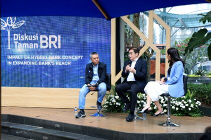 Managing Director SOGO Indonesia Handaka Santosa (tengah) dalam acara Diskusi Taman BRI yang mengangkat tema “Impact of Hybrid Bank Concept in Expanding Bank’s Reach” pada Rabu (26/7). Foto: Dok BRI