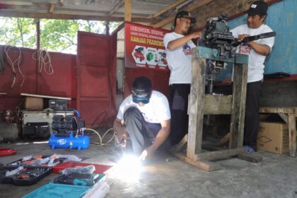 Para nelayan dapat bernafas lega melakukan perbaikan mesin kapal. Setelah Nelayan Balad meresmikan bengkel dan menyerahkan peralatan perbaikan kapal untuk para nelayan di Batukaras, Kabupaten Pangandaran, Jawa Barat, Jumat (4/8) sore. Foto: Nelayan Balad