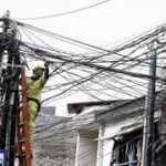 Petugas Bina Marga menertibkan sejumlah kabel semrawut di Jakarta. Foto: Ist