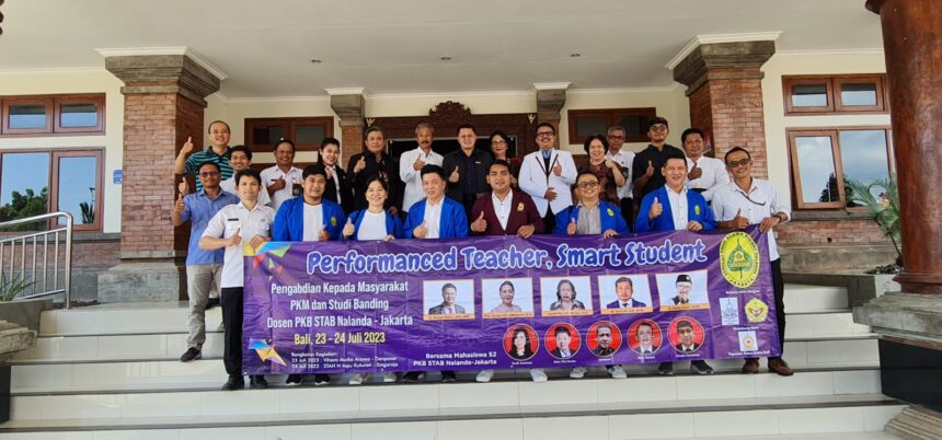 Para dosen prodi magister Pendidikan Keagamaan Buddha (PKB) Sekolah Tinggi Agama Buddha (STAB) Nalanda Jakarta bersama mahasiswa usai menyalurkan sejumlah bantuan ke Sekolah Minggu Buddhis di Denpasar, Bali, belum lama ini. Foto: Ist