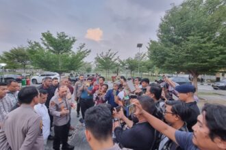 Kapolda Sumatera Barat (Sumbar), Irjen Pol Suharyono mengamankan kepulangan masyarakat Pigogah Nagari Air Bangis yang sudah 6 hari melaksanakan unjuk rasa di Kota Padang, Sabtu (5/8) siang. Foto: Divhumas Polri
