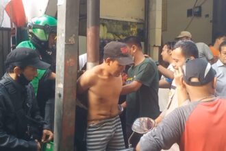 Terekam CCTV, pelaku pencurian handphone diamankan warga di Jalan Haji Dogon, Kelurahan Pondok Kelapa, Kecamatan Duren Sawit, Jakarta Timur pada Jumat (4/8) sore. Pelaku kini mendekam di sel tahanan Polsek Duren Sawit, Minggu (6/8). Foto: Ist