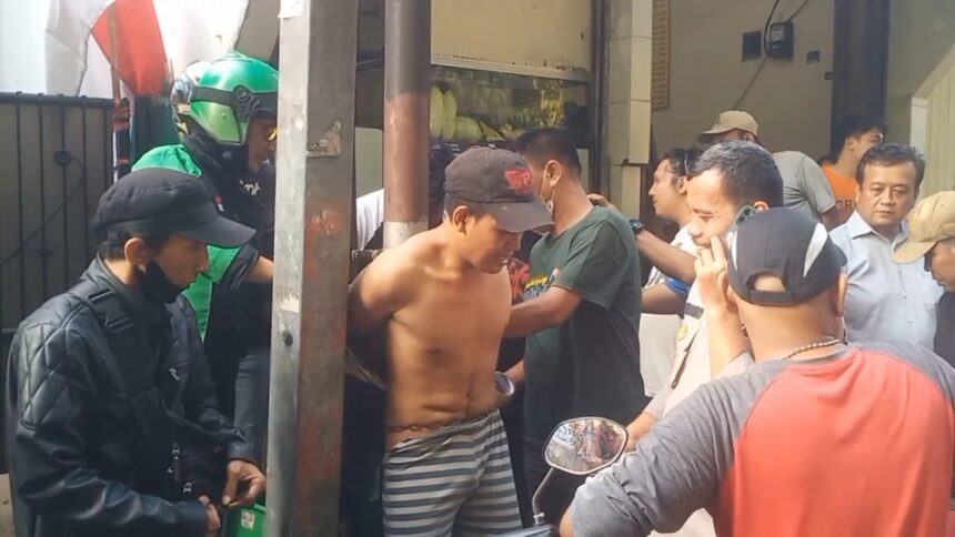 Terekam CCTV, pelaku pencurian handphone diamankan warga di Jalan Haji Dogon, Kelurahan Pondok Kelapa, Kecamatan Duren Sawit, Jakarta Timur pada Jumat (4/8) sore. Pelaku kini mendekam di sel tahanan Polsek Duren Sawit, Minggu (6/8). Foto: Ist