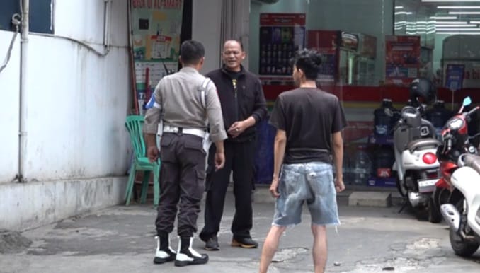 Terekam CCTV, dua pelaku perampokan diduga dilengkapi senjata tajam menyatroni minimarket di kawasan Jalan Raya Pondok Ranggon, Cipayung, Jakarta Timur, Minggu (6/8) dini hari. Tak berapa lama kejadian dilaporkan, aparat kepolisian datang menyelidiki kasusnya. Foto: Ist