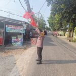 Aparat Polsek Jagakarsa mengamankan kabel semrawut terjuntai membahayakan pengguna jalan, terjadi di Jalan Srengseng Sawah, RT 005/RW 06, Kel. Srengseng Sawah, Jagakarsa, Jakarta Selatan, Minggu (6/8) siang. Foto: Ist
