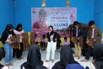 Sejumlah pemudi pemuda di Kota Bandung unjuk gigi tampil memainkan alat musik tradisional calung yang diikuti para Srikandi dan pemuda milenial lain di Kelurahan Cipadung, Kecamatan Cibiru, Kota Bandung, Jawa Barat, Sabtu (5/8) siang. Foto: Srikandi