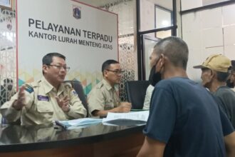 Budi Awaluddin, Kepala Dinas Kependudukan dan Pencatatan Sipil DKI Jakarta saat melayani kepengurusan administrasi kependudukan warga di kantor Kelurahan Menteng Atas, Kecamatan Setiabudi, Jakarta Selatan, Senin (7/8) siang. Foto: Ist