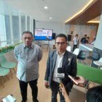 Wakil Ketua LPSK, Edwin Partogi Pasaribu (kiri) bersama Taufik Basari, Anggota Komisi III DPR RI (kanan) di kantor LPSK Jakarta, Senin (7/8). Foto: Joesvicar Iqbal/ipol.id