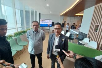 Wakil Ketua LPSK, Edwin Partogi Pasaribu (kiri) bersama Taufik Basari, Anggota Komisi III DPR RI (kanan) di kantor LPSK Jakarta, Senin (7/8). Foto: Joesvicar Iqbal/ipol.id